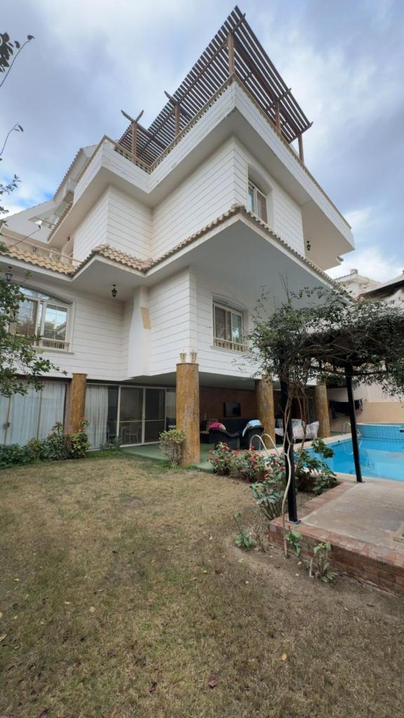Villa azizya compound pyramids view