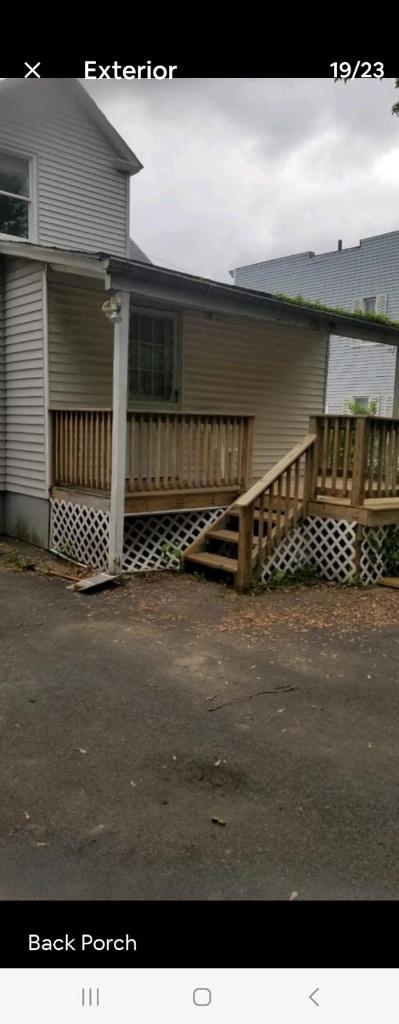 LOVELY RENOVATED HOME WITH FREE PARKING photo 3
