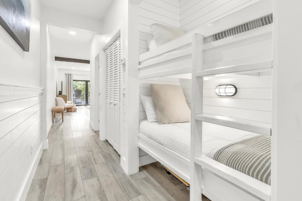 Palms of Seagrove D5, Steps to the Beach, Sleeps 4, Pool, 2 bikes and 5 mins from Seaside photo 4