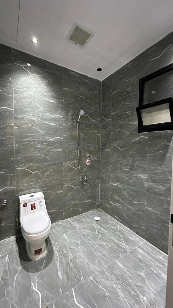 شقه 3 غرف و صاله دخول ذاتي photo 1