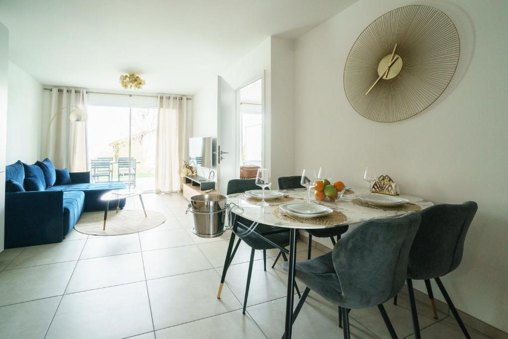 Royal Park lake view apartment photo 3