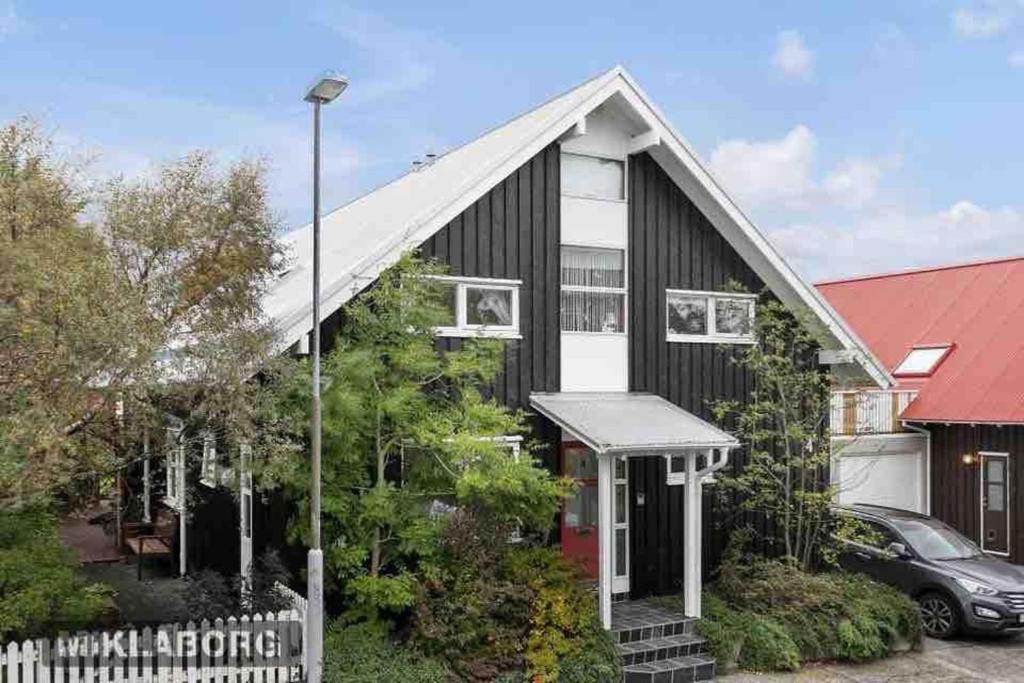 Amazing 4-Bed House in Reykjavik free use of car!