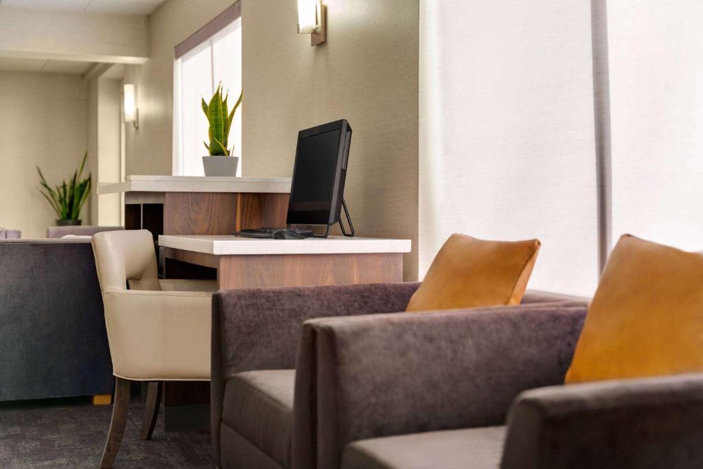 La Quinta Inn by Wyndham Waldorf image