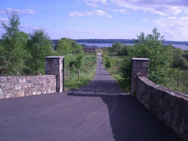 On Lakeshore with Horses, Jetty & Games Room photo 2