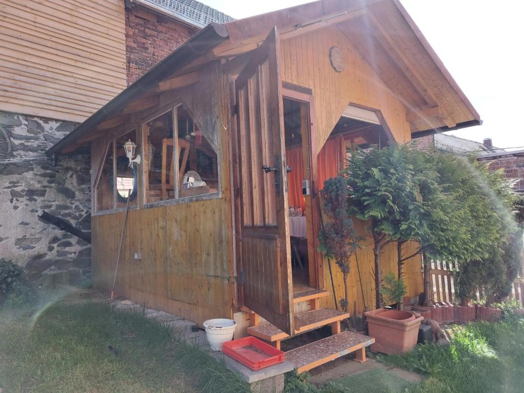 Holzhütte für Fahrradfahrer,Wanderer und Durchreisende photo 1