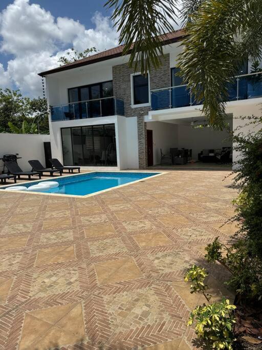 La Vega City home with pool