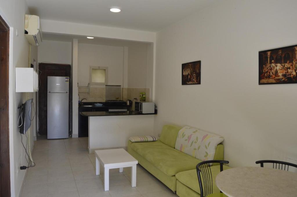 Nice 2-Bed Apartment - Tap to explore photos