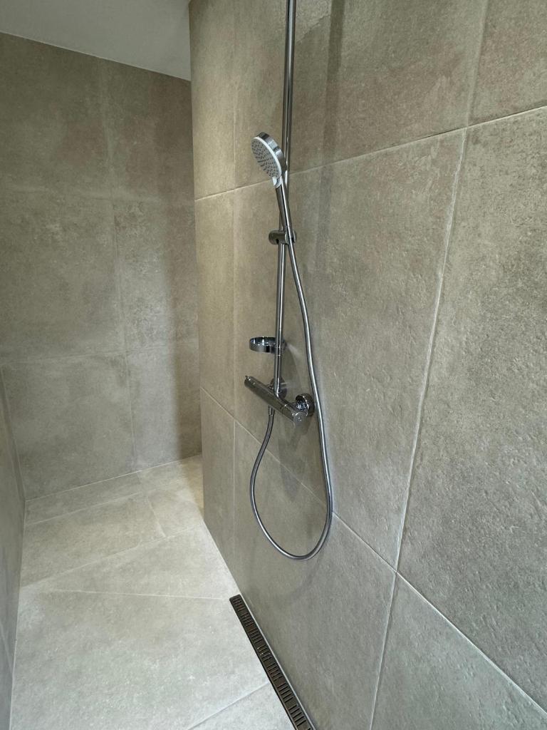 Grande suite avec douche, baignoire balcon et bureau photo 2