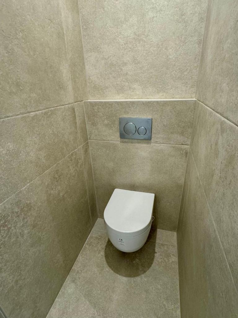 Grande suite avec douche, baignoire balcon et bureau photo 1