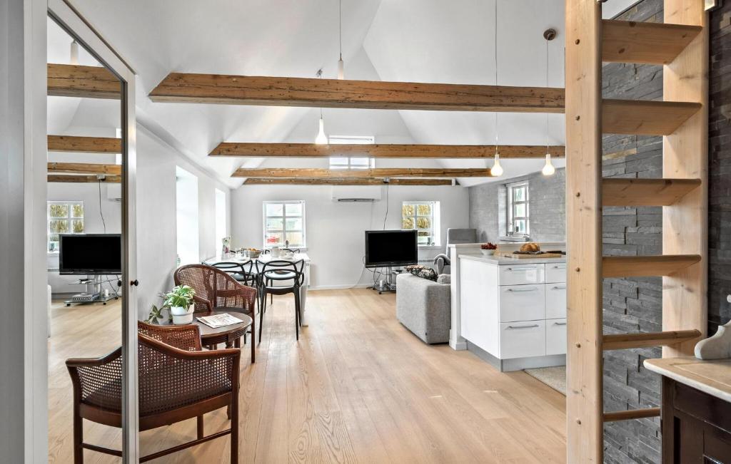 2 Bedroom Cozy Home In Haarby