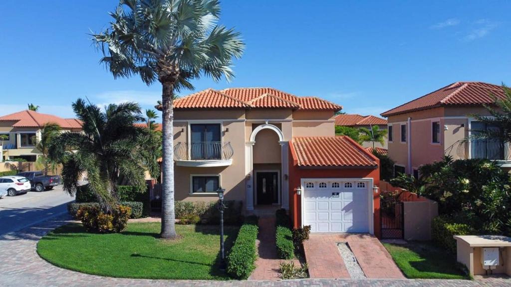 Splendid 3 bedroom house with beauttiful pool photo 1