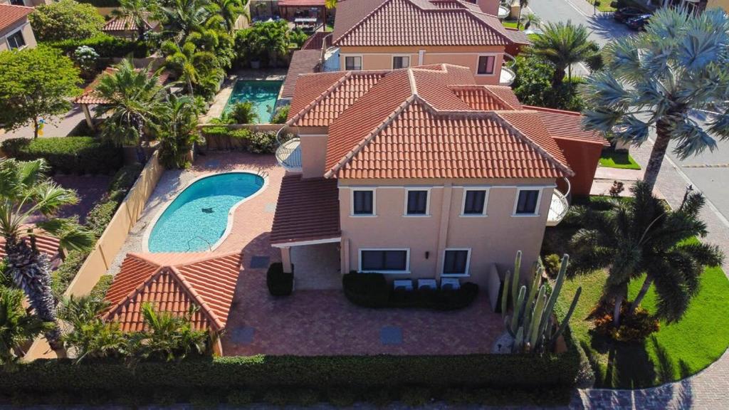 Splendid 3 bedroom house with beauttiful pool photo 2