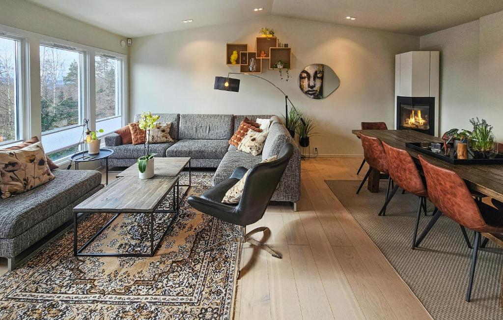 Awesome Home In Sandvika With House A Panoramic View photo 2