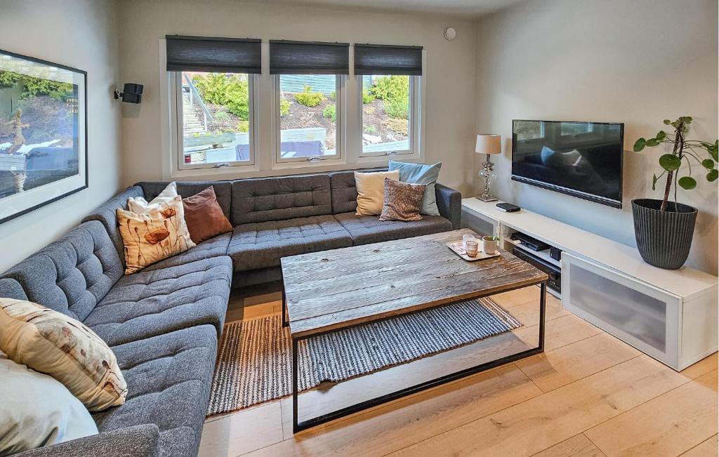 Awesome Home In Sandvika With House A Panoramic View photo 3