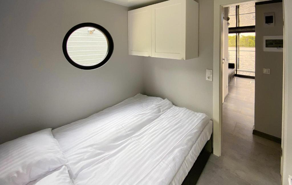 2 Bedroom Nice Ship In Zlocieniec photo 2