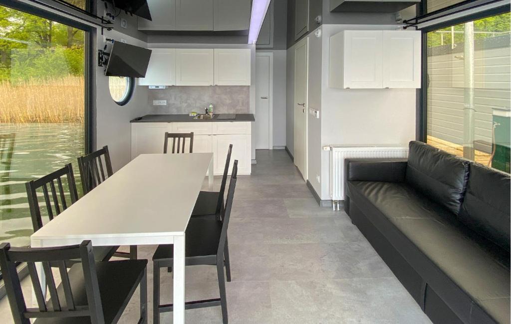 2 Bedroom Nice Ship In Zlocieniec photo 3