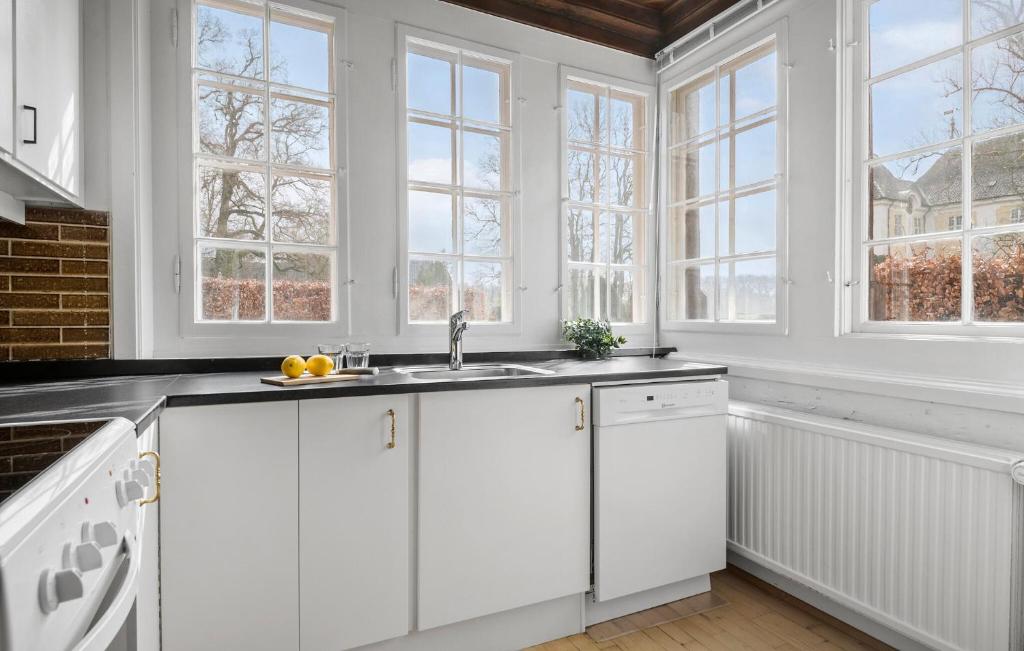 5 Bedroom Cozy Home In Nstved photo 4
