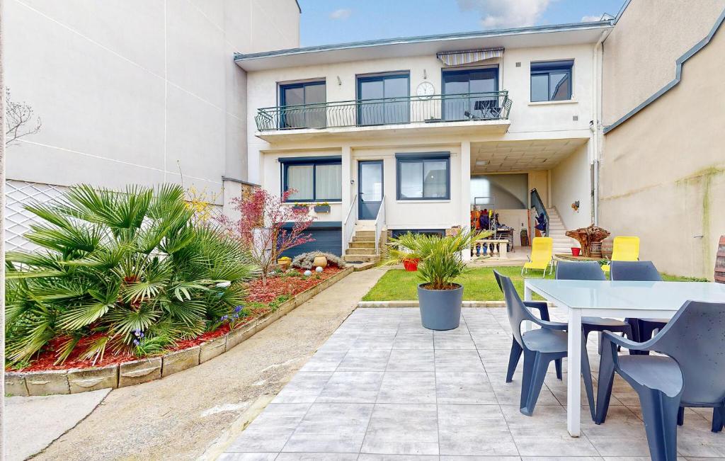 Awesome Apartment In Limoges With Wifi