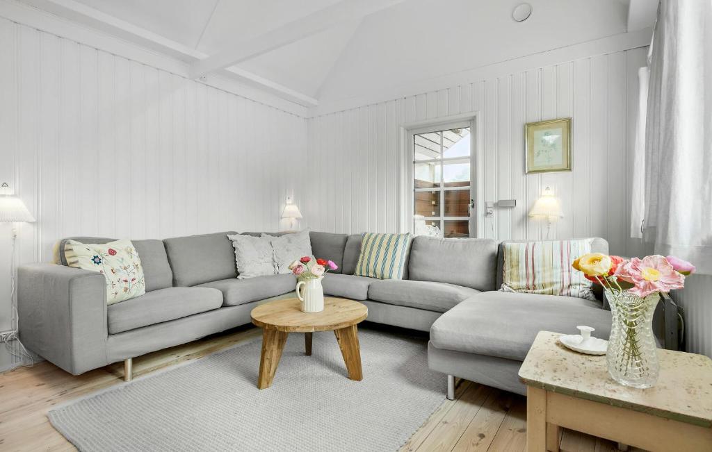 3 Bedroom Stunning Home In Liseleje photo 2