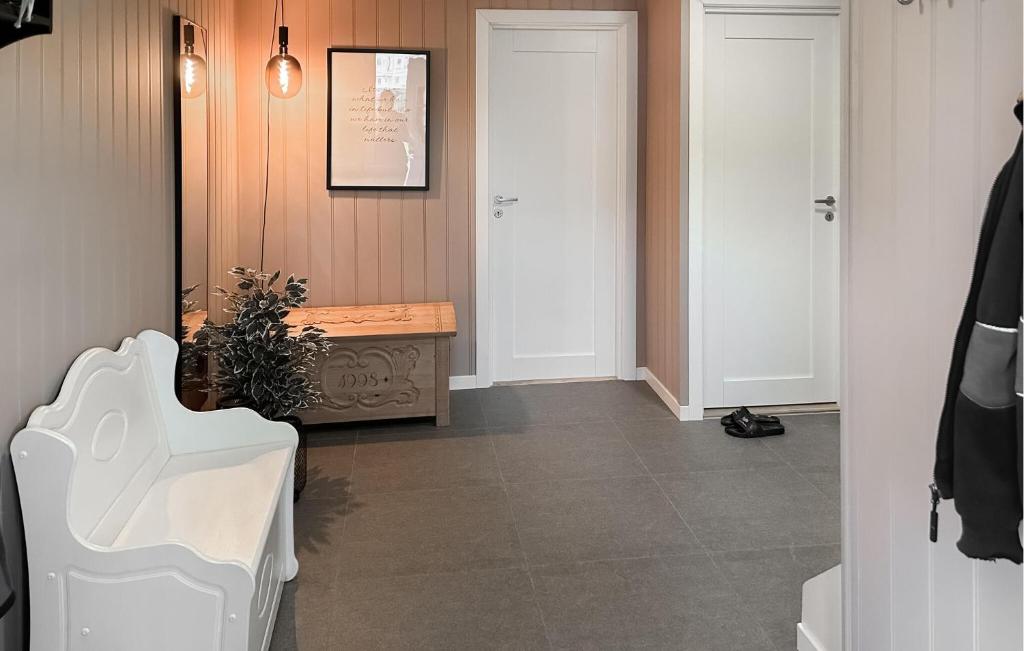 Gorgeous Home In Lindesnes With Kitchen photo 3