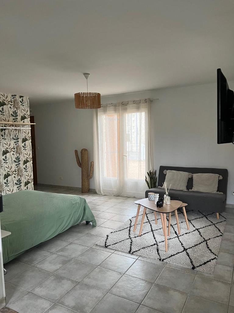 Grand studio avec véranda et parking photo 1
