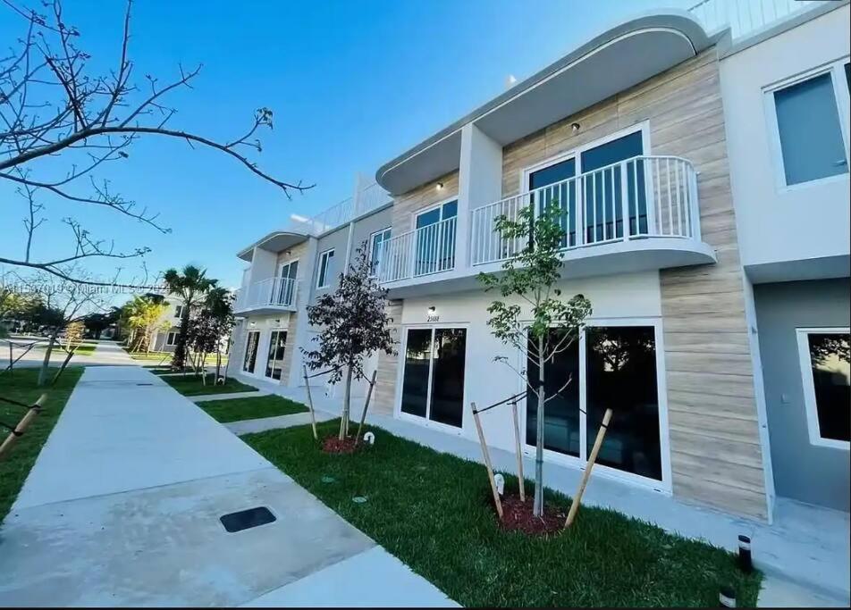 NEW 3 Story in Homestead- 3/2.5 Balcony & Rooftop photo 4