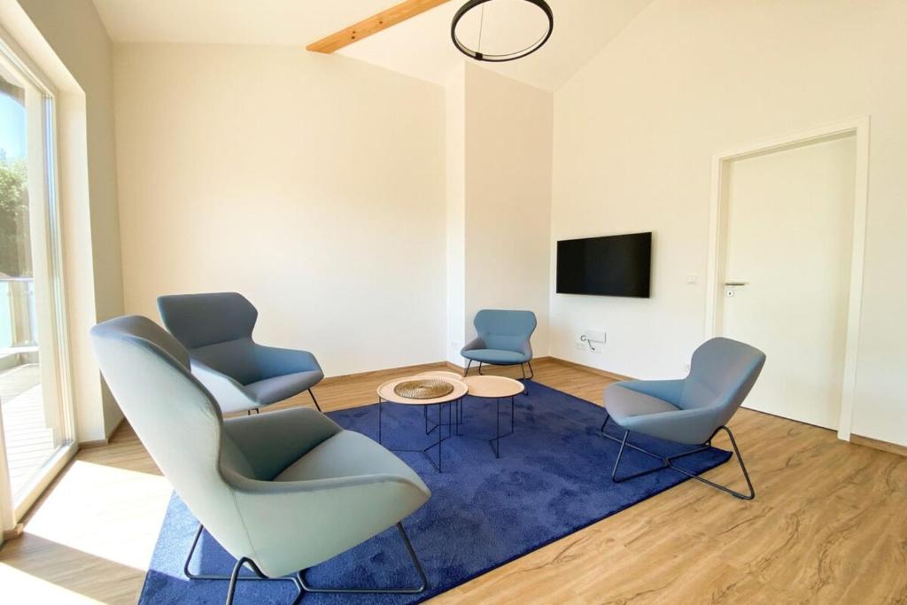 320 Lux Furnished flat photo 3