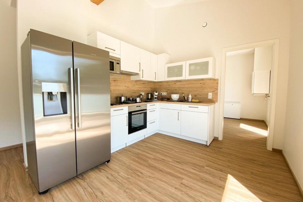 320 Lux Furnished flat photo 4