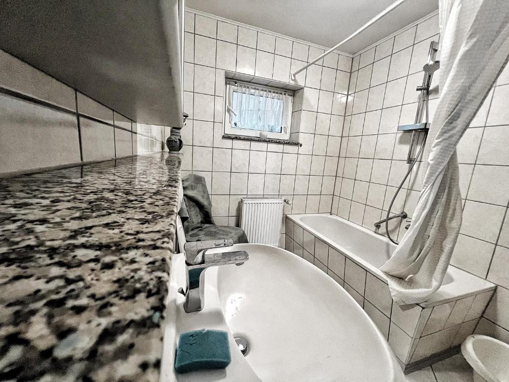 2-Zimmer Ferienwohnung, MONTEURZIMMER! 20 min zum CGN Flughafen. photo 3