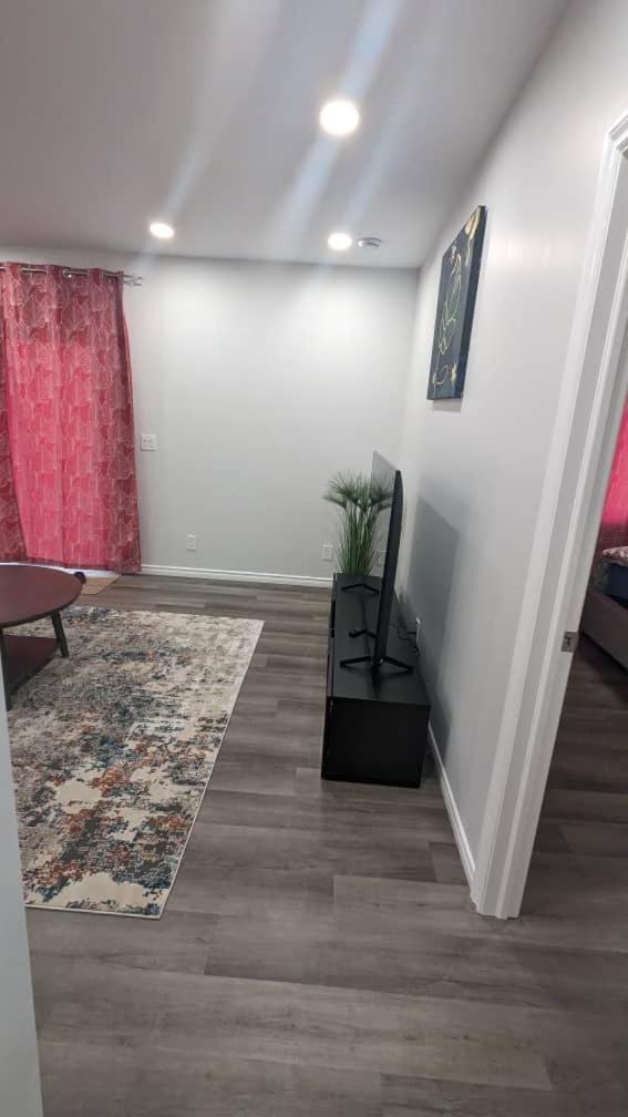 Comfy one bedroom Airdrie photo 2