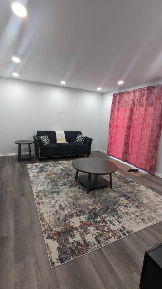 Comfy one bedroom Airdrie photo 1