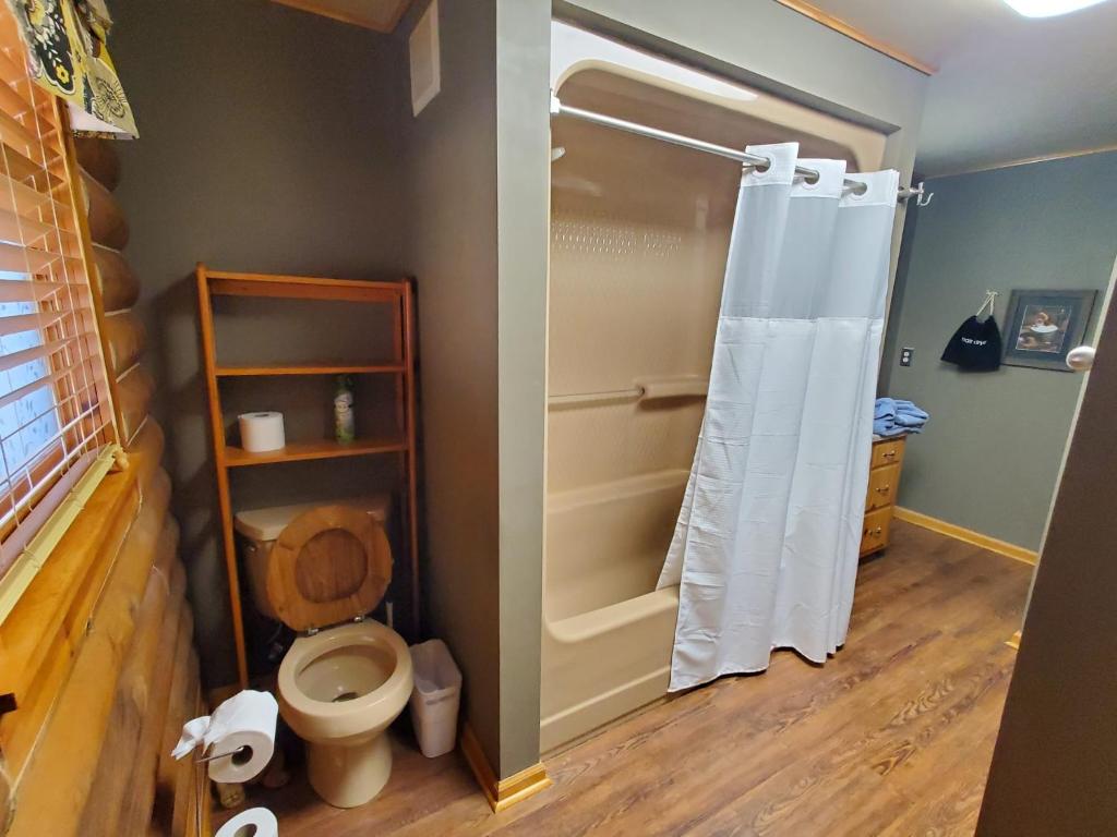Gorgeous Cabin by Lake with Waterview and walking access photo 2