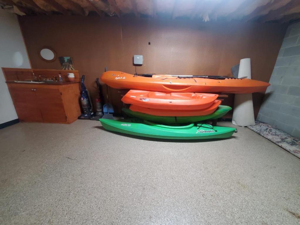 Gorgeous Cabin by Lake with Waterview and walking access photo 3