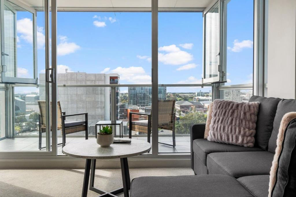 Cosy 2BR CBD Apt Free Wi-Fi & Swimming pool - Tap to explore photos