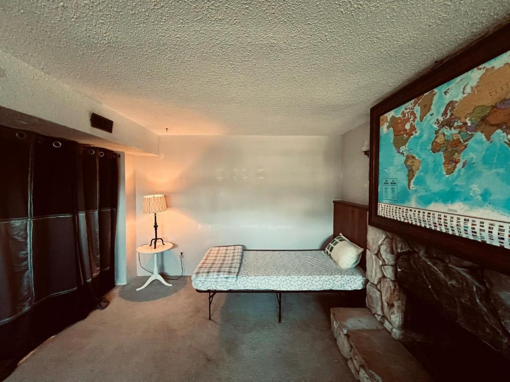 Cozy Carpeted Private shared room with Fireplace photo 4