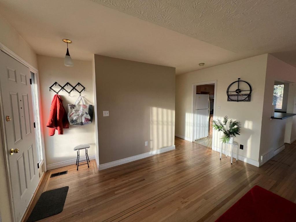 Private Cozy Queen Room in North Delta photo 2