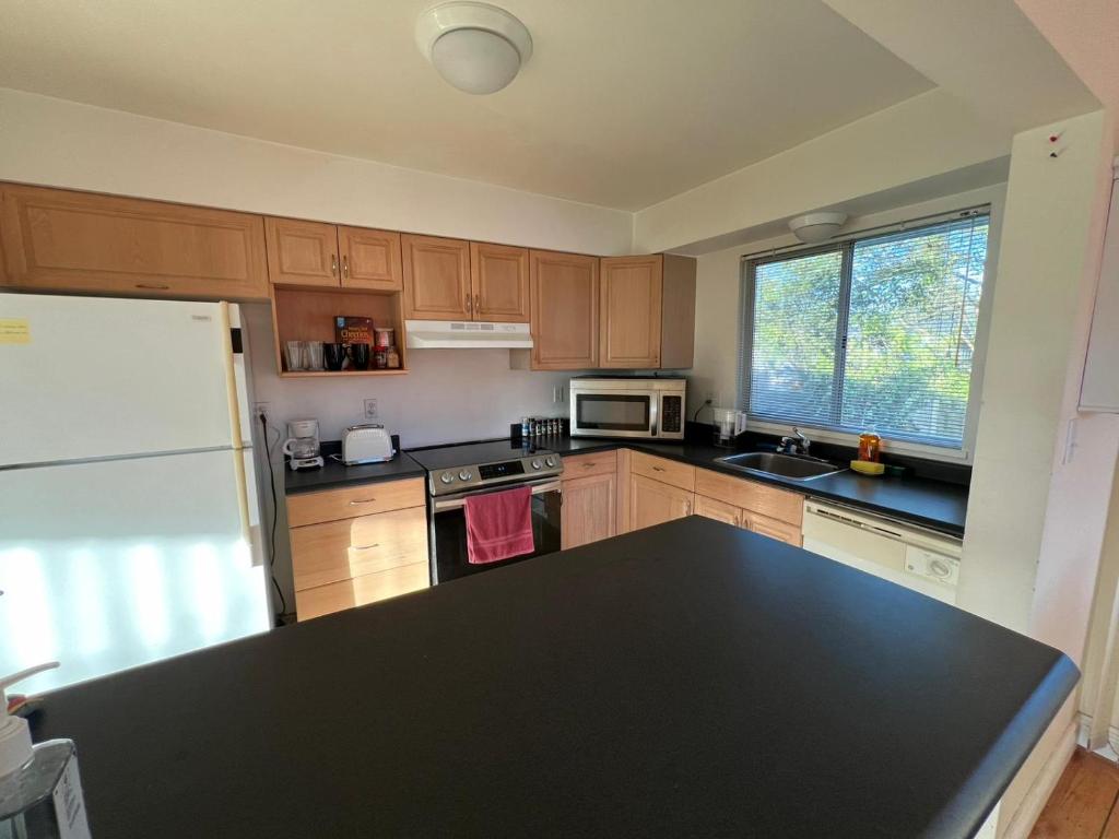 Private Cozy Queen Room in North Delta photo 3