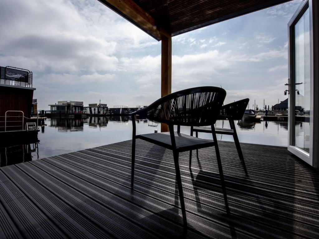 Modern houseboat top location with an unobstructed view of the Lake photo 4