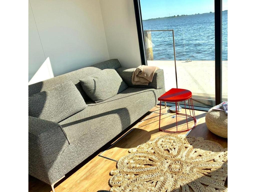 Modern houseboat in Offingawier with terrace photo 4