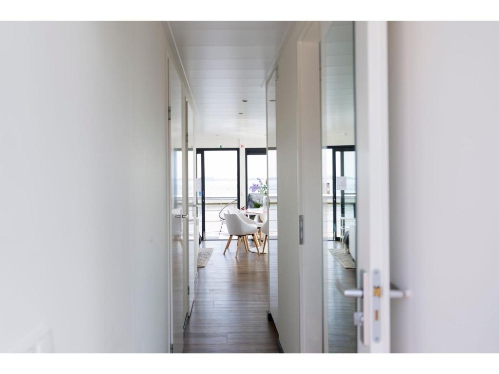 Modern houseboat in Offingawier with terrace photo 2