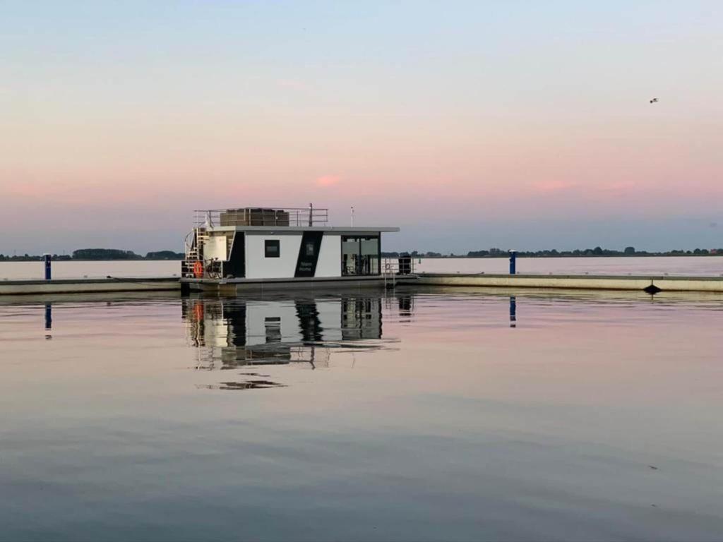 Modern houseboat in Offingawier with terrace photo 1