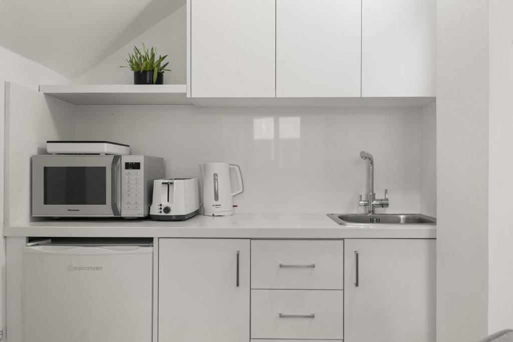 Phaedrus Living: Alkminis Seaside Suites Sand photo 1