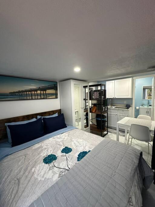 Beach Bliss Studio *5 min to beach* image