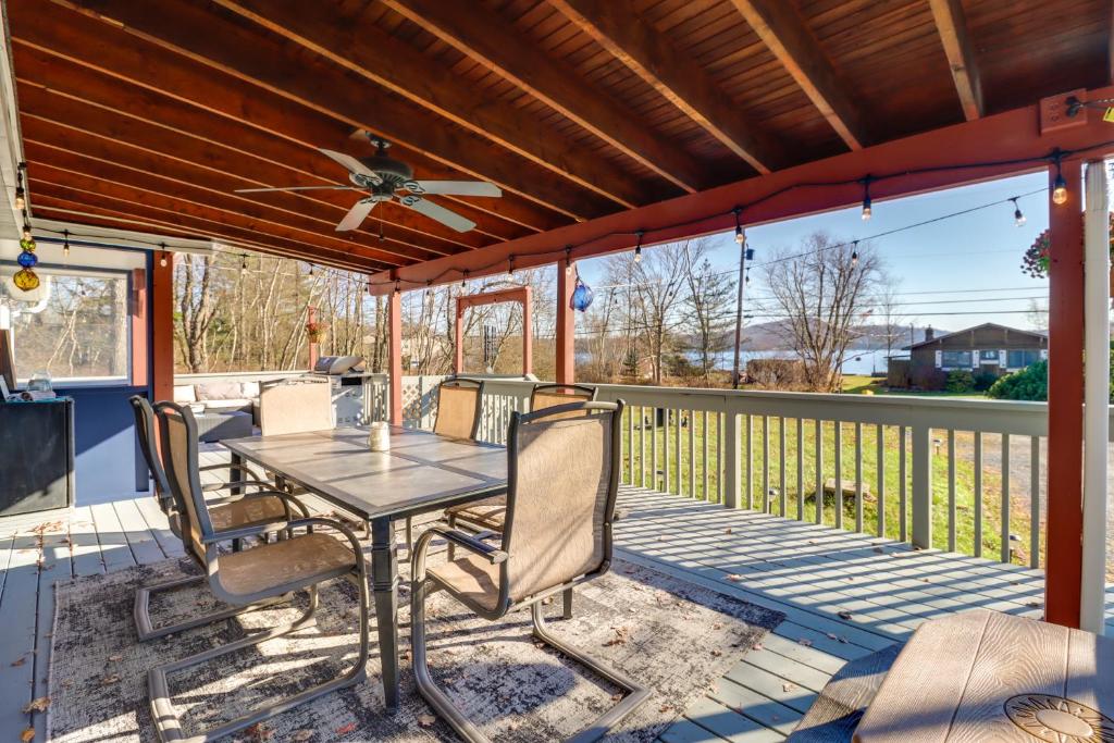 Happy Place by the Lake with Fire Pit Walk to Beach photo 2