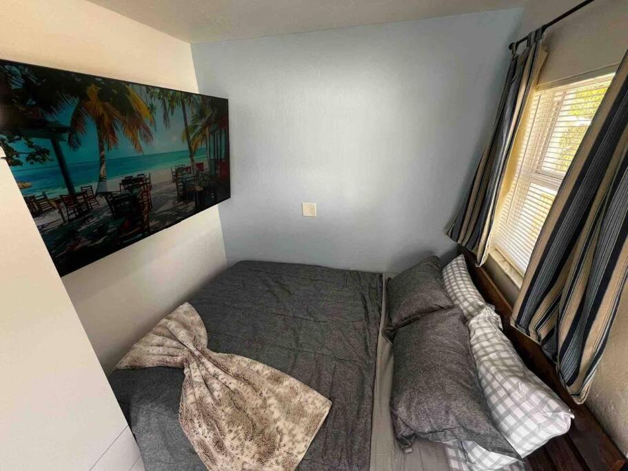 Mermaid Den Studio *5 min to beach* image