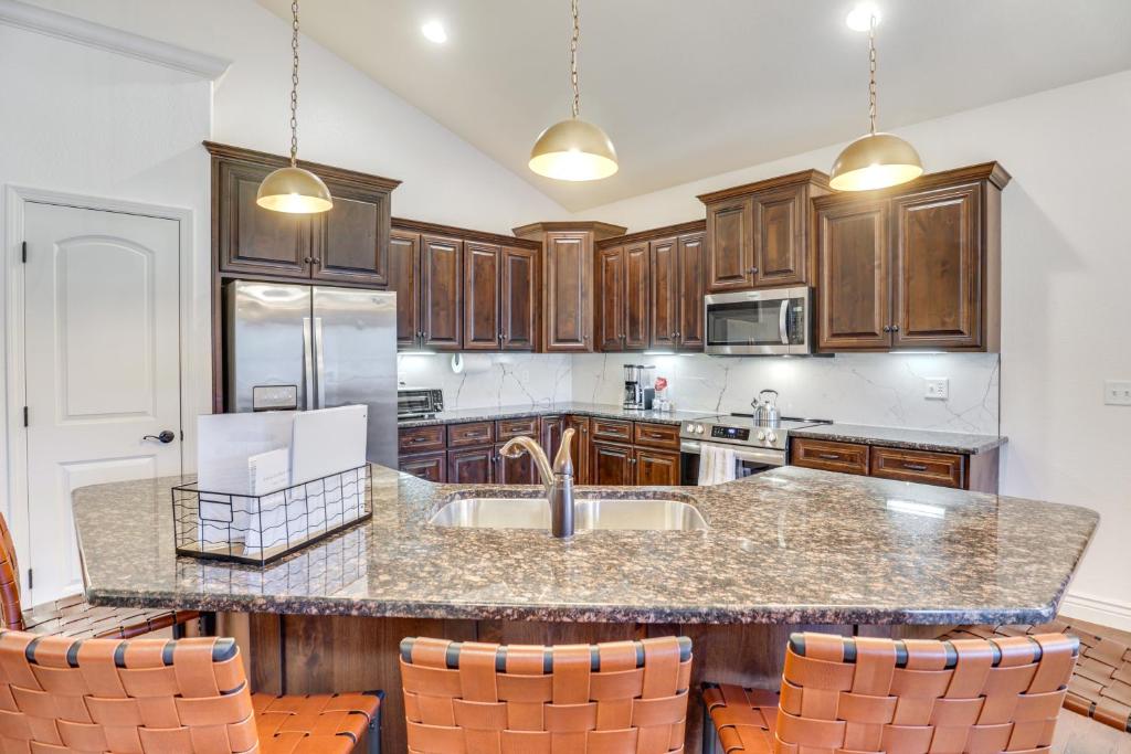 Camdenton Home with Resort Perks Great for Golfers! photo 2