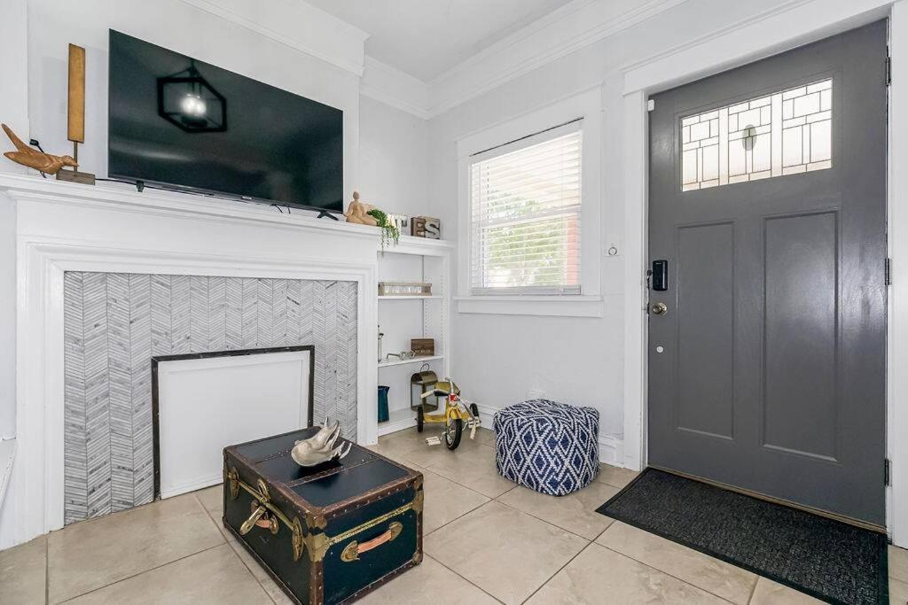 Modern Comfort in Historic Charm: 4BR KC Retreat photo 3