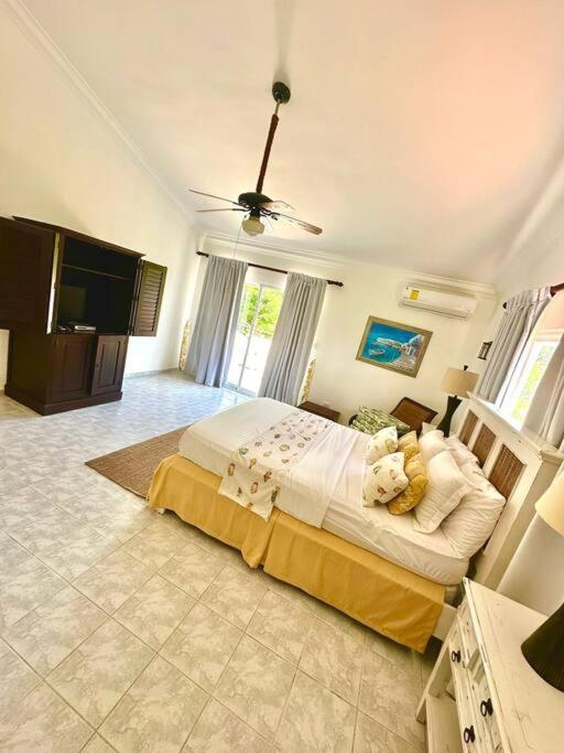 Amplia Villa en Metro Country Club