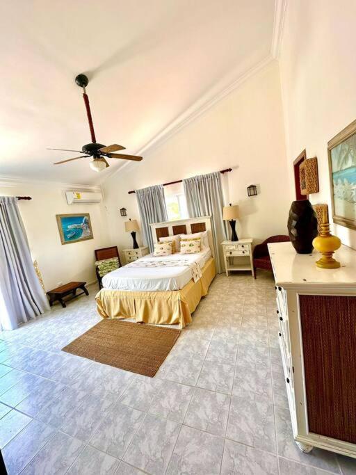 Amplia Villa en Metro Country Club photo 1