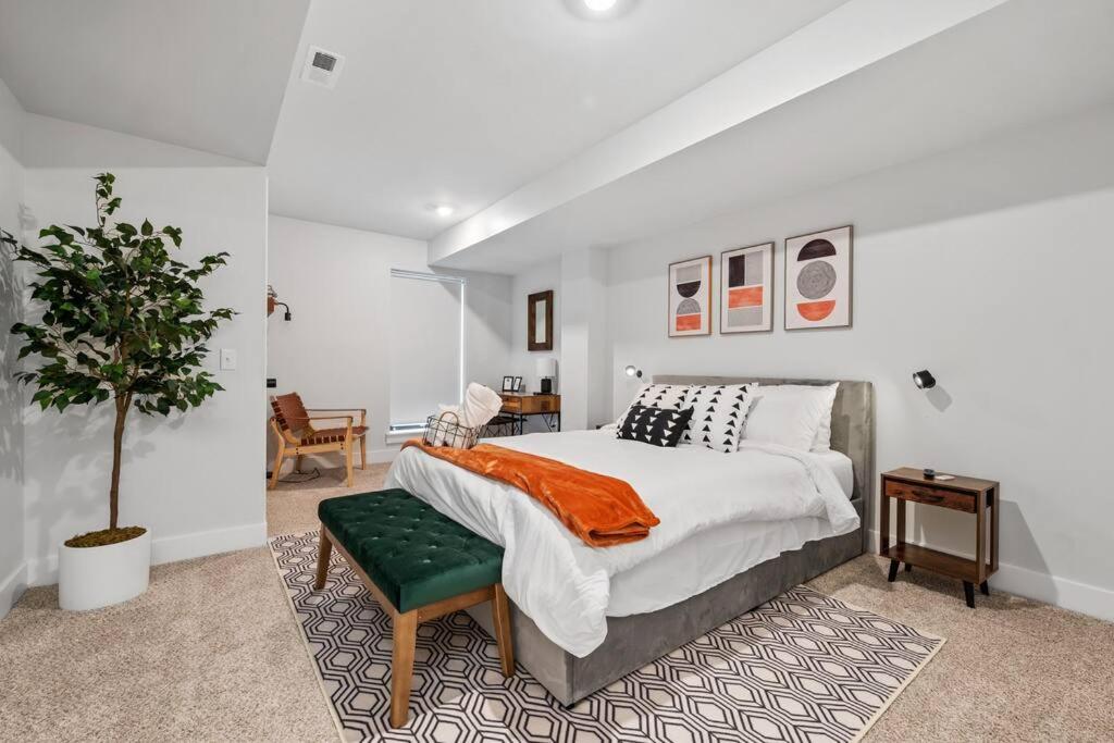 The Mr. Rogers Room - Private Room on Arch Street image